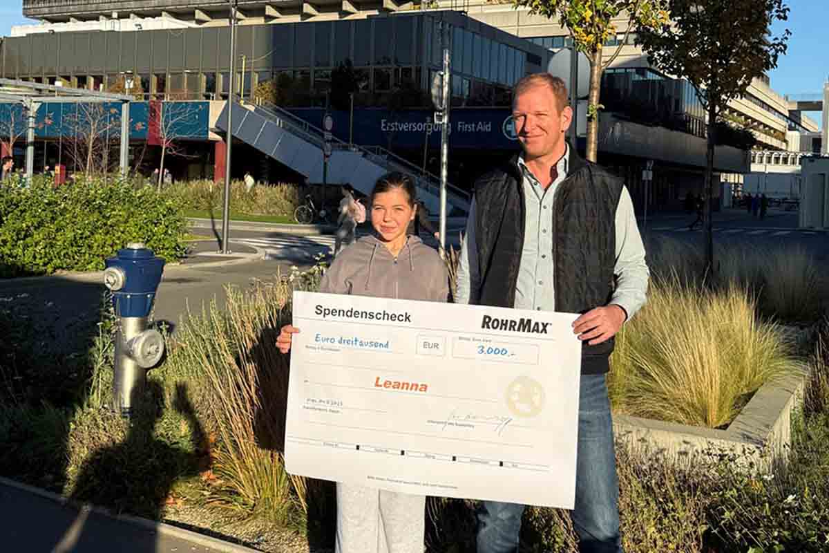Rohrmax hat Leanna einen Spendencheck übergeben