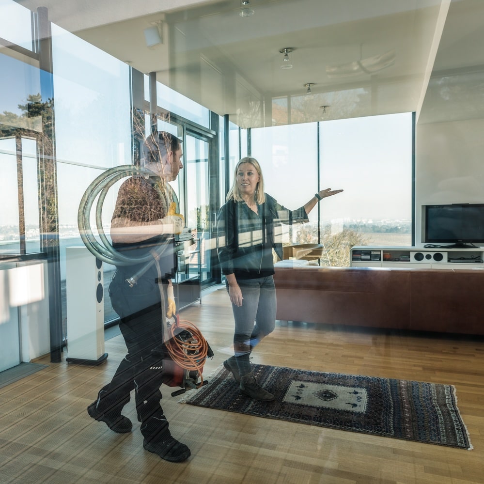 Rohrmax Mitarbeiter mit Kundin